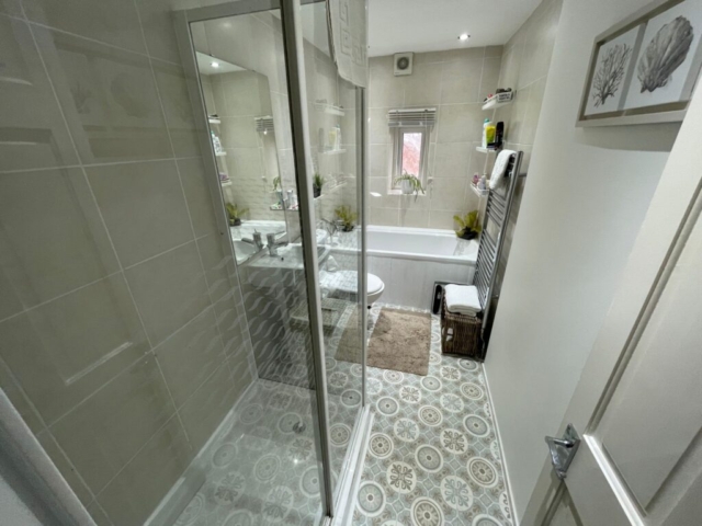 Bathroom of a 2 bedroom property available to rent with The Lettings Cloud located on Spring Gardens Terrace, Padiham